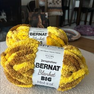 Bernat Blanket Big Yarn in Mottled Gold NWT